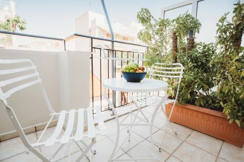 Estudio Urban en la planta superior con balcón y vistas del hotel Athens Studios. Foto 1