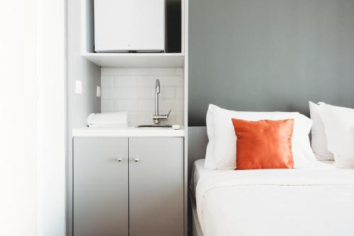 Estudio Urban en la planta superior con balcón y vistas del hotel Athens Studios. Foto 4