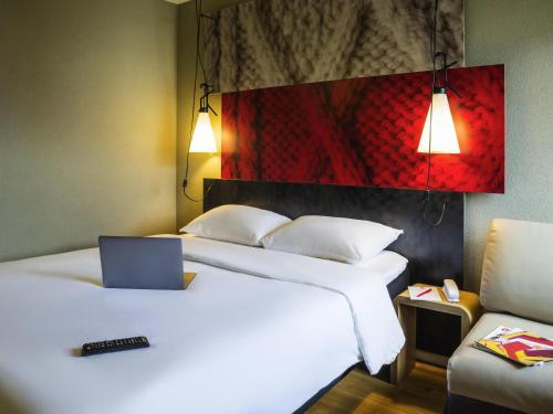 Habitación reformada con 1 cama doble de 160 x 200 cm con ropa de cama Sweet Bed by ibis del hotel Ibis Sion. Foto 2