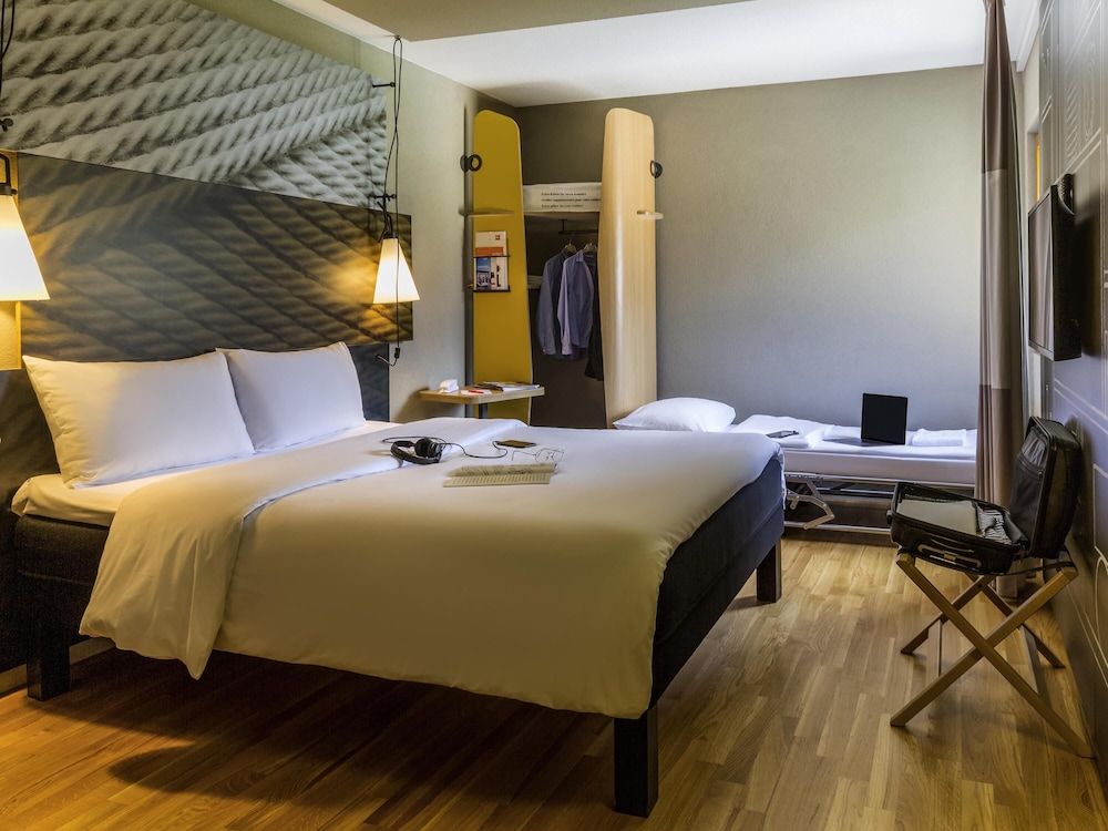 Habitación con dos camas individuales de 80 x 200 cm con ropa de cama Sweet Bed by Ibis del hotel Ibis Sion