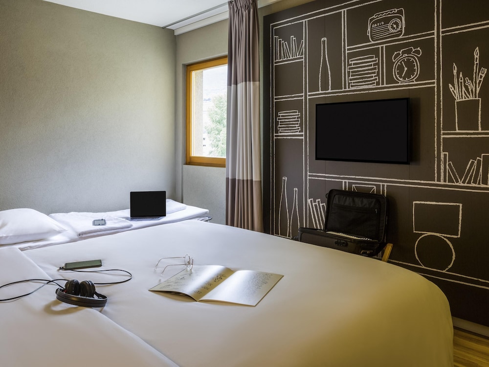 Habitación con dos camas individuales de 80 x 200 cm con ropa de cama Sweet Bed by Ibis del hotel Ibis Sion. Foto 4