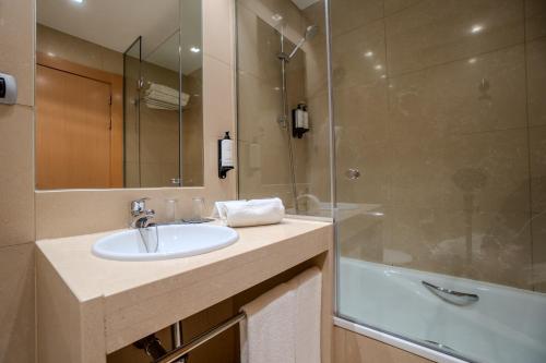 Habitación Superior - 1 cama grande del hotel Reston Valdemoro. Foto 6