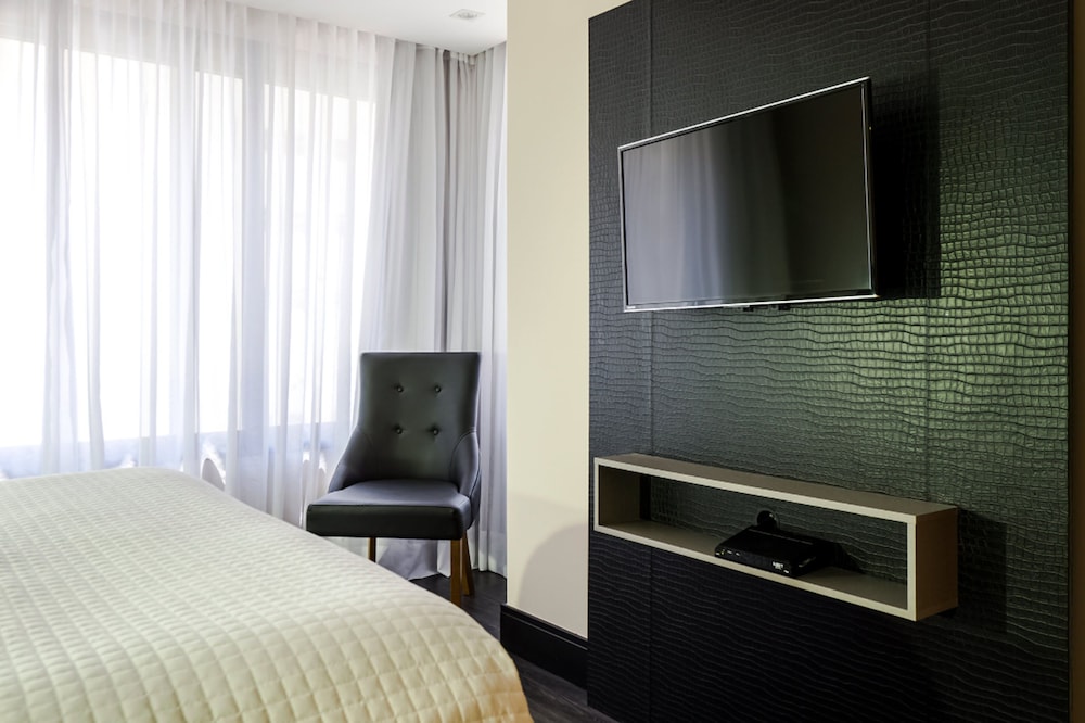 Habitación Standard con 1 cama doble, sin ventana del hotel Grand Mercure Curitiba Rayon. Foto 1