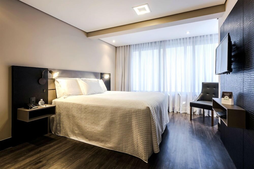 Habitación Standard con 1 cama doble, sin ventana del hotel Grand Mercure Curitiba Rayon. Foto 2