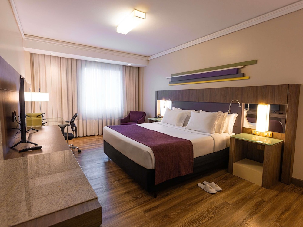 Suite Executive con 1 cama doble king size y bañera de inmersión del hotel Grand Mercure Curitiba Rayon. Foto 6