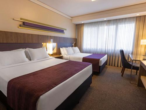 Habitación de lujo con 2 camas dobles del hotel Grand Mercure Curitiba Rayon