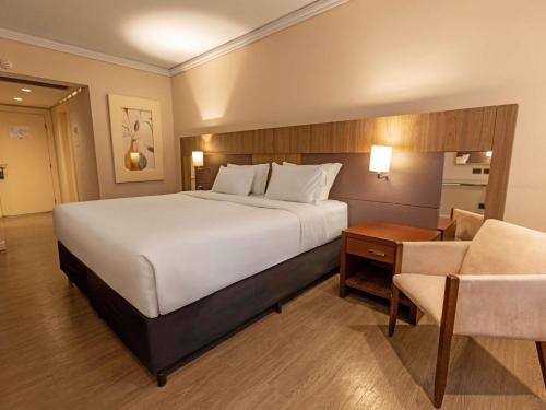 Habitación comunicada con 1 cama queen - size y 2 camas individuales del hotel Grand Mercure Curitiba Rayon. Foto 2