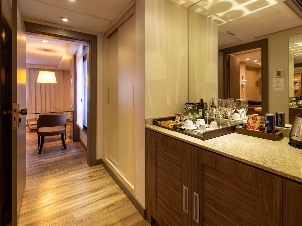 Suite Executive con 1 cama doble king size y bañera de inmersión del hotel Grand Mercure Curitiba Rayon. Foto 8
