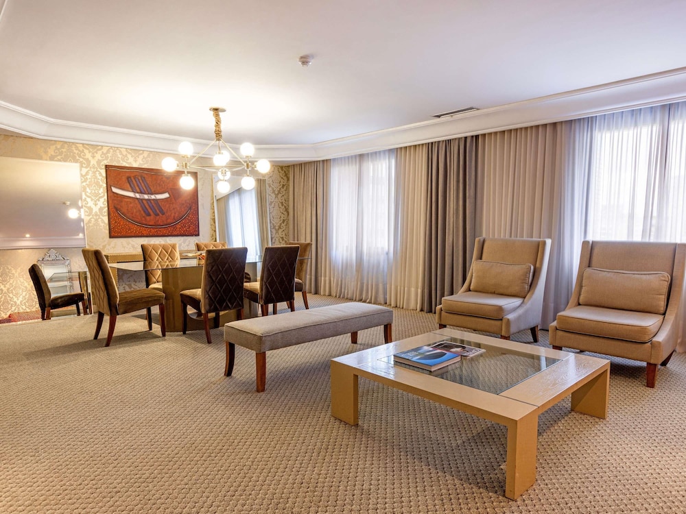 Suite Presidentielle con 1 cama kingsize del hotel Grand Mercure Curitiba Rayon. Foto 7