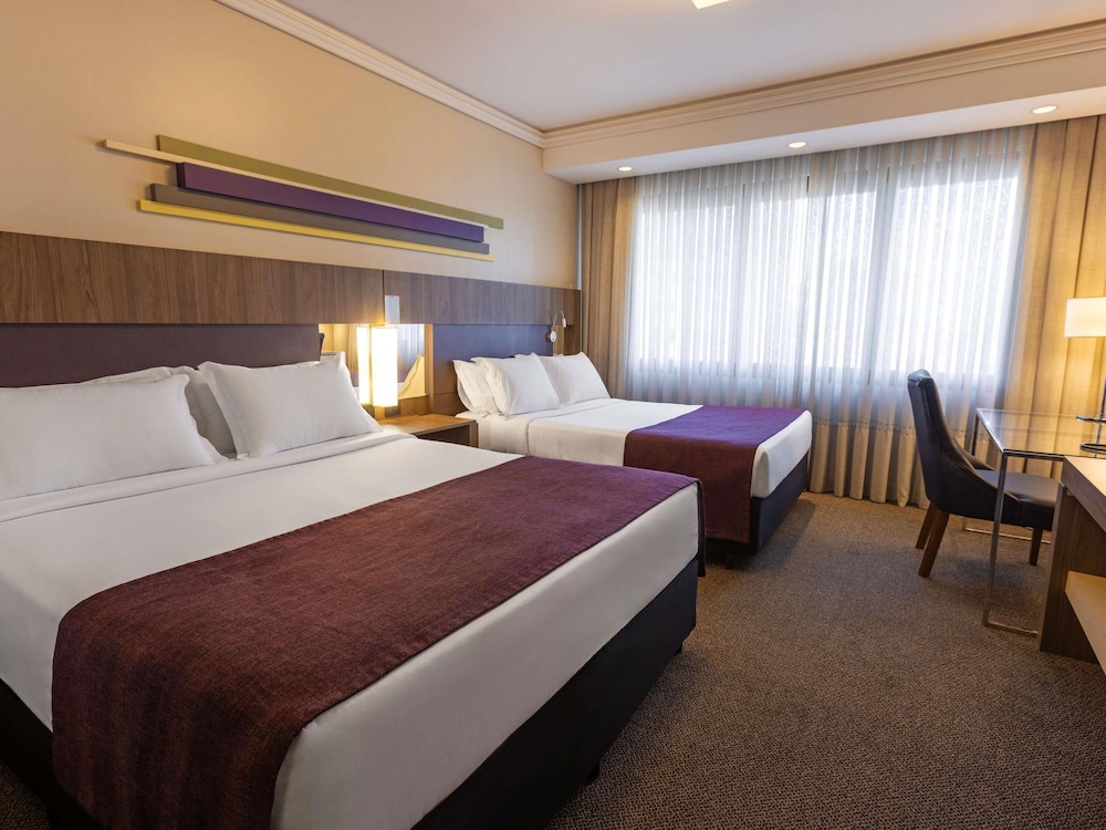 Habitación Standard con 2 camas individuales, sin ventana del hotel Grand Mercure Curitiba Rayon. Foto 1