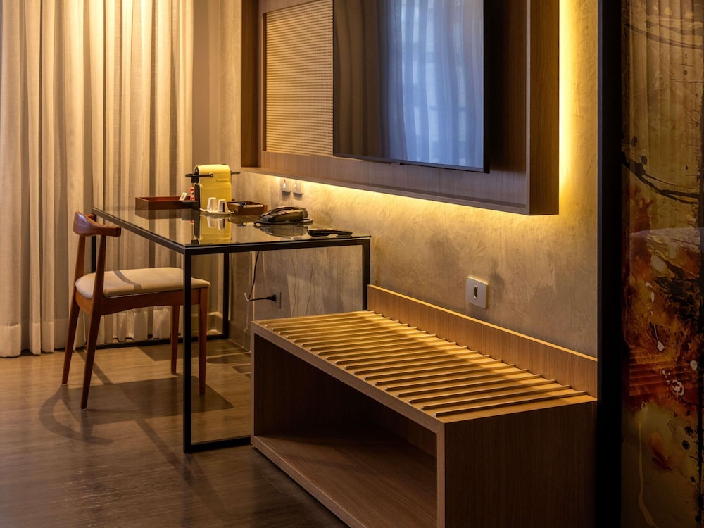 Habitación Premium Luxury con 1 cama queen size del hotel Grand Mercure Curitiba Rayon. Foto 8