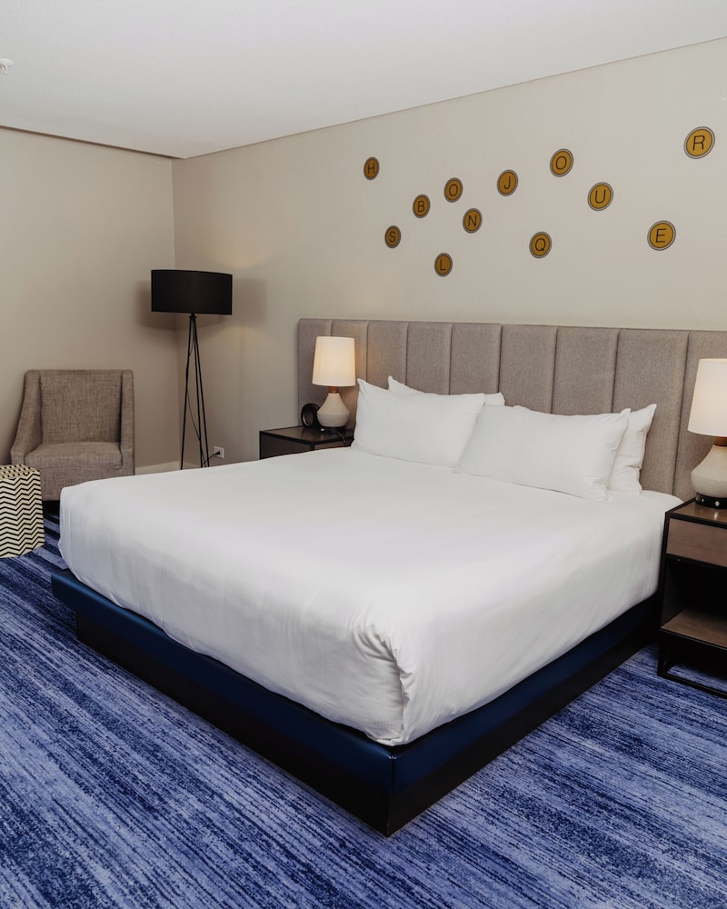 Habitación, 1 cama de matrimonio grande del hotel DoubleTree by Hilton Montreal. Foto 3