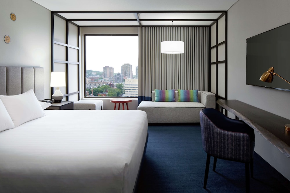 Habitación, 1 cama de matrimonio grande (Roll - In Shower, Mobility) del hotel DoubleTree by Hilton Montreal