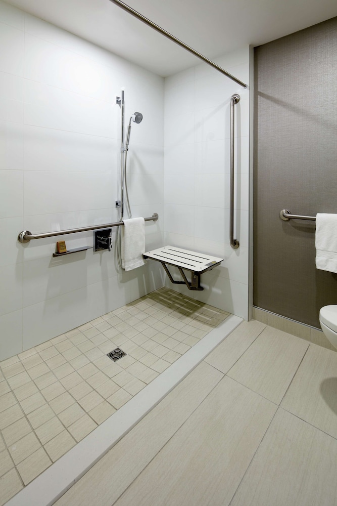 Habitación, 1 cama de matrimonio grande (Roll - In Shower, Mobility) del hotel DoubleTree by Hilton Montreal. Foto 3