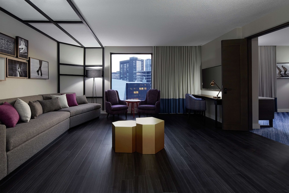 Suite, 1 cama de matrimonio grande del hotel DoubleTree by Hilton Montreal. Foto 1