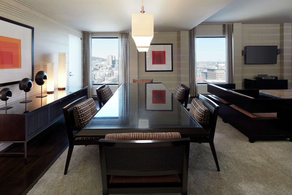 Suite presidencial, 1 cama de matrimonio grande del hotel DoubleTree by Hilton Montreal. Foto 5