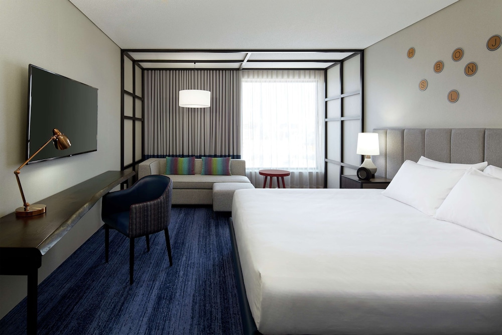 Habitación, 1 cama de matrimonio grande con sofá cama del hotel DoubleTree by Hilton Montreal