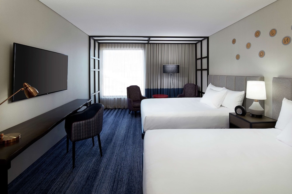 Habitación, 2 camas de matrimonio del hotel DoubleTree by Hilton Montreal. Foto 1