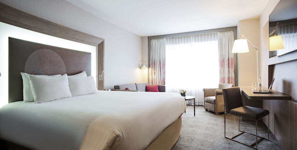 Superior con 1 cama King y 1 sofá del hotel Novotel Montreal Centre. Foto 1