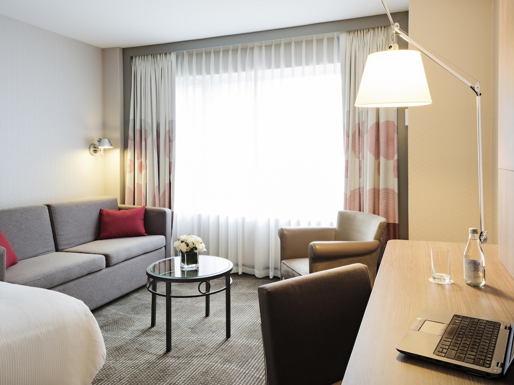 Superior con 1 cama King y 1 sofá del hotel Novotel Montreal Centre. Foto 4