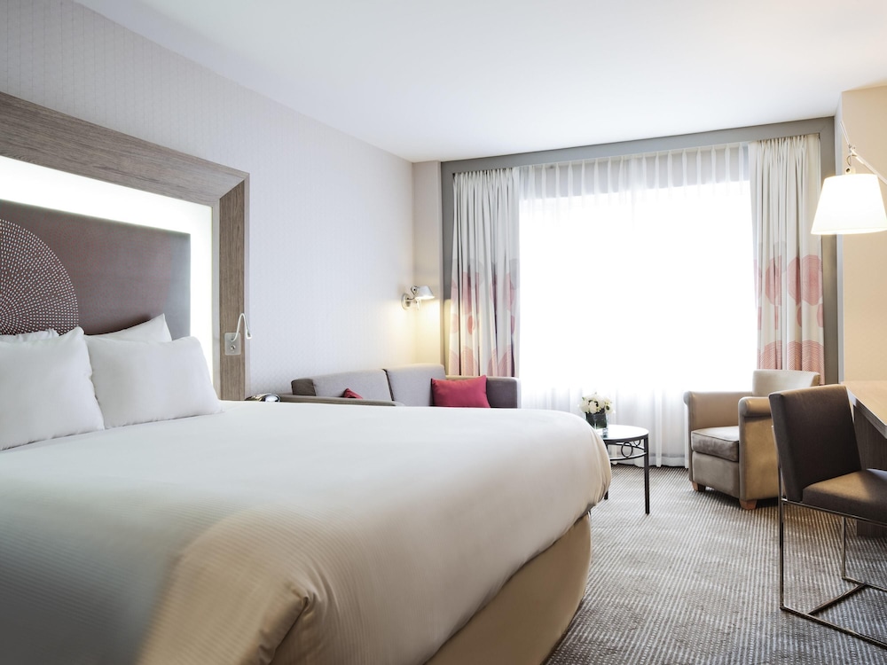 Superior con 1 cama King y 1 sofá del hotel Novotel Montreal Centre. Foto 5