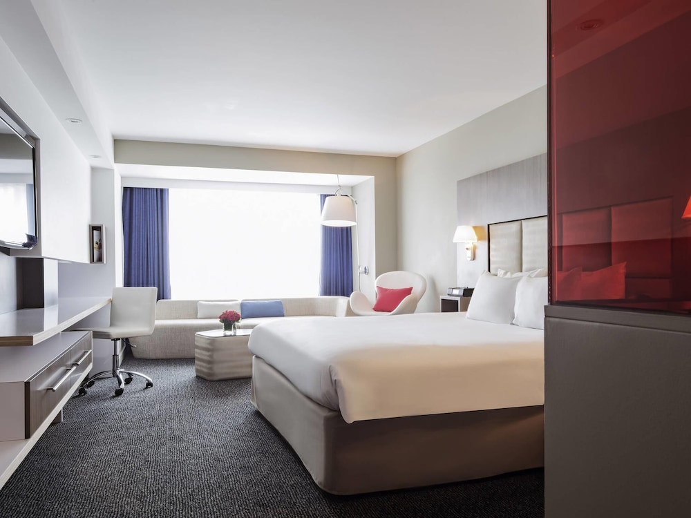 Habitación Ejecutiva con 1 cama king size, internet de alta velocidad y llamadas locales gratuitas del hotel Novotel Montreal Centre