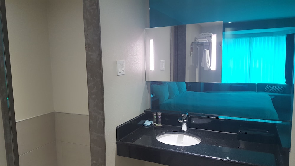 Habitación Ejecutiva con 1 cama king size, internet de alta velocidad y llamadas locales gratuitas del hotel Novotel Montreal Centre. Foto 6