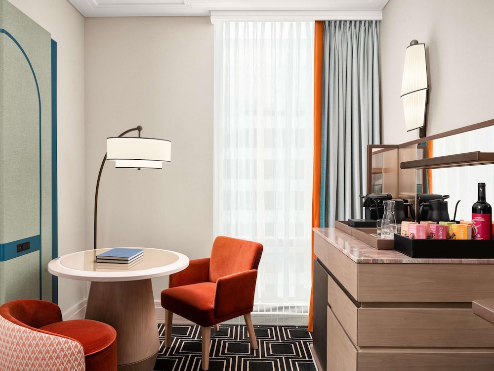 Habitación de Esquina de Lujo, 1 Cama King, Piso Alto con Vistas a la Ciudad del hotel Sofitel Montreal Golden Mile. Foto 5