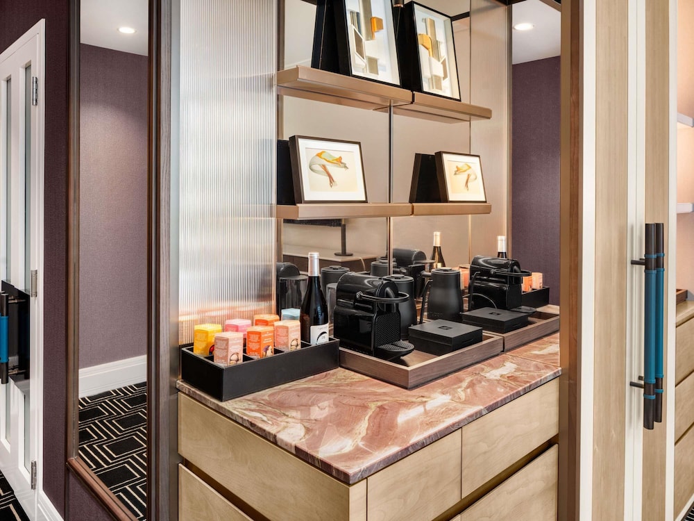 Signature 1 Cama King, Piso Alto con Vistas a la Ciudad del hotel Sofitel Montreal Golden Mile. Foto 6
