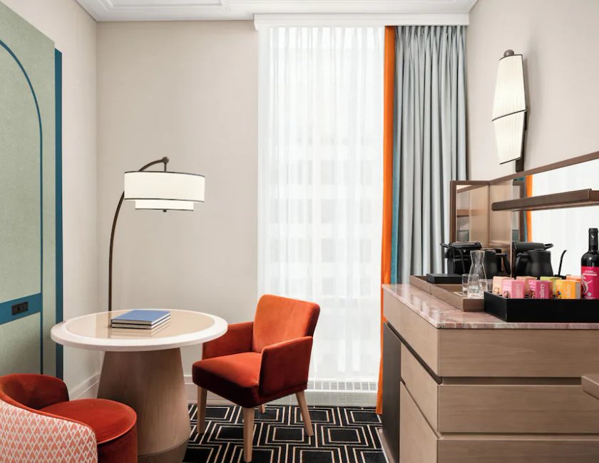 Habitación doble Lujo 1 Cama king Vista ciudad Planta Alta Esquinera del hotel Sofitel Montreal Golden Mile. Foto 2