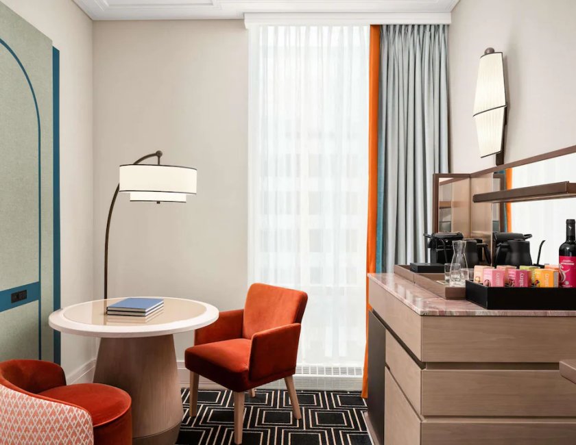 Habitación doble Lujo 1 Cama king Vista ciudad Planta Alta Esquinera del hotel Sofitel Montreal Golden Mile. Foto 5