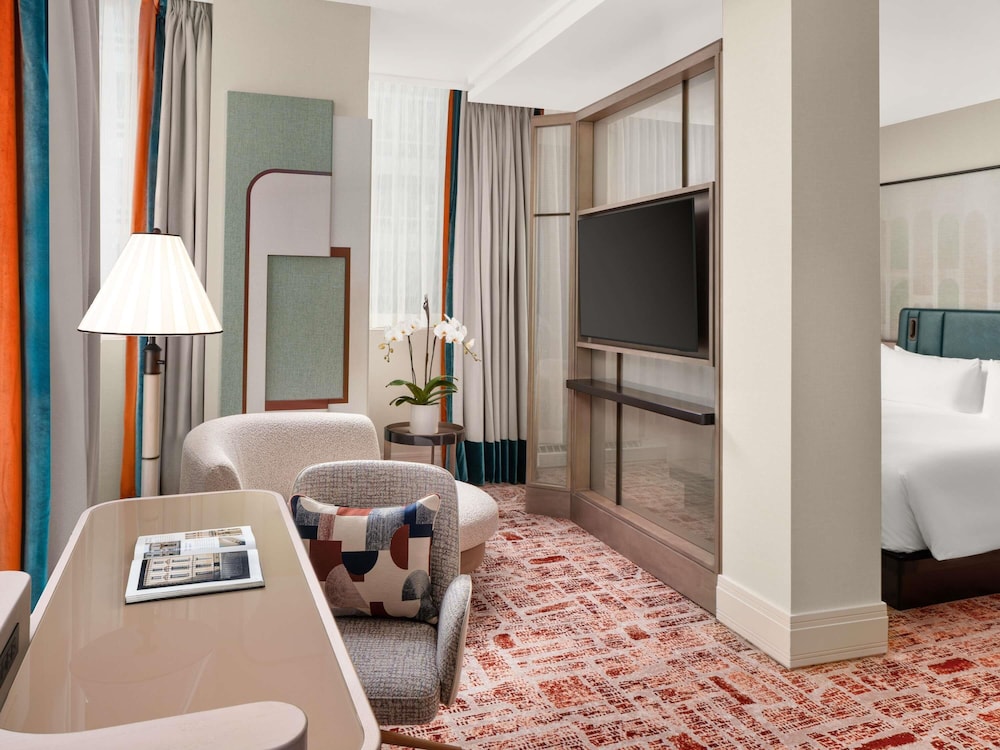 Suite Prestige de Esquina, 1 dormitorio cama king y 1 sofá cama del hotel Sofitel Montreal Golden Mile