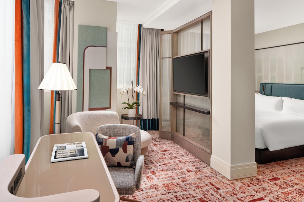 Suite Prestige de Esquina, 1 dormitorio cama king y 1 sofá cama del hotel Sofitel Montreal Golden Mile. Foto 3