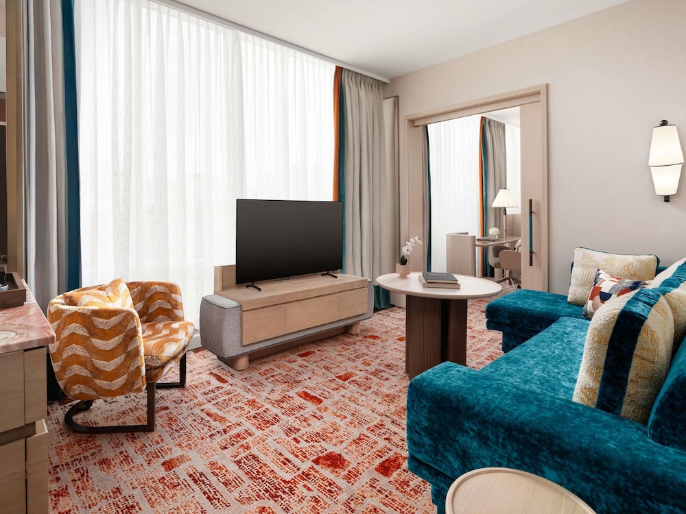 Suite Prestige de Esquina, 1 dormitorio cama king y 1 sofá cama del hotel Sofitel Montreal Golden Mile. Foto 5