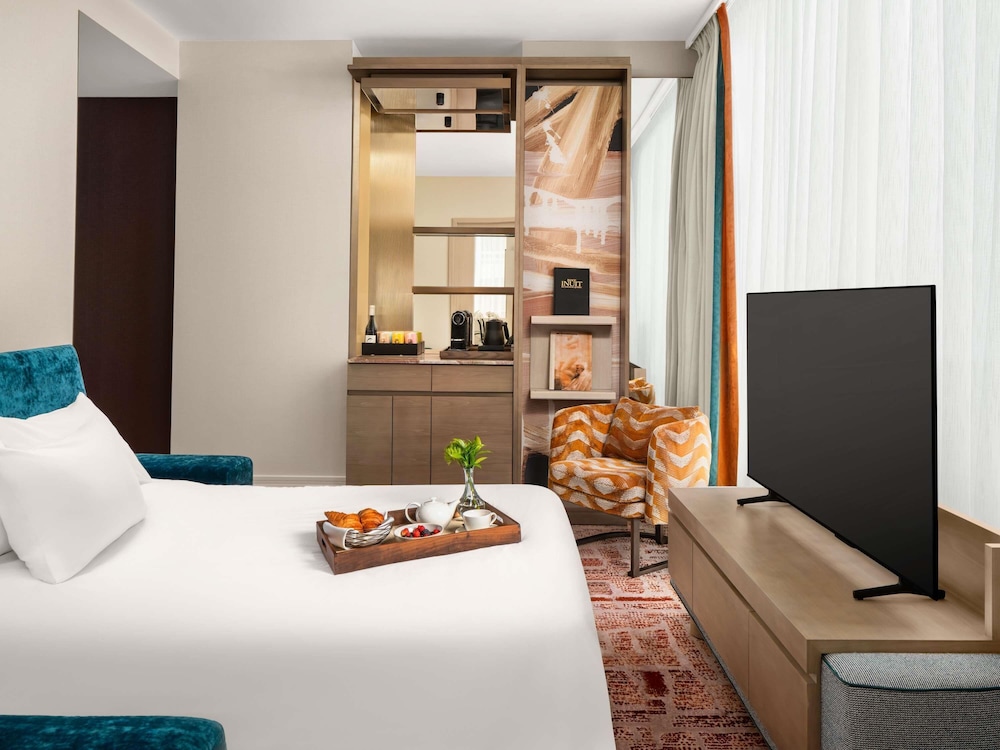 Suite Prestige de Esquina, 1 dormitorio cama king y 1 sofá cama del hotel Sofitel Montreal Golden Mile. Foto 9