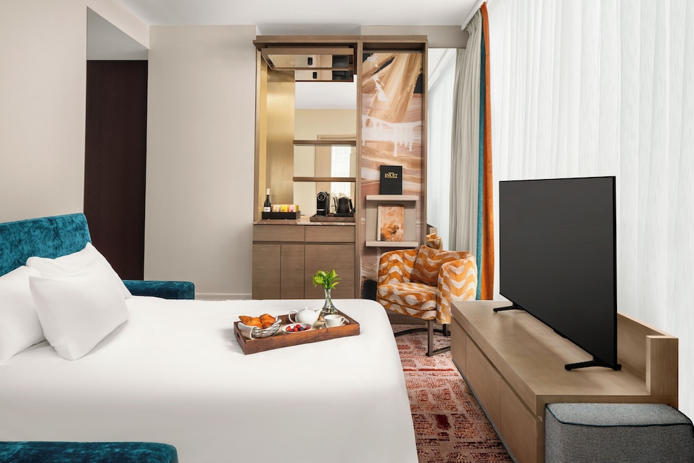 Suite Prestige de Esquina, 1 dormitorio cama king y 1 sofá cama del hotel Sofitel Montreal Golden Mile. Foto 11