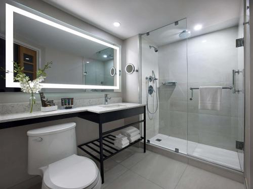Habitación Superior con 2 camas grandes del hotel Novotel Toronto Centre. Foto 10
