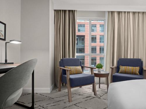 Habitación Superior con cama extragrande - Adaptada para personas de movilidad reducida del hotel Novotel Toronto Centre. Foto 6