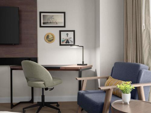 Habitación Superior con cama extragrande - Adaptada para personas de movilidad reducida del hotel Novotel Toronto Centre. Foto 8