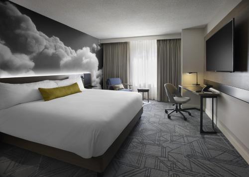 Habitación Superior con cama extragrande - Adaptada para personas de movilidad reducida del hotel Novotel Toronto Centre. Foto 11
