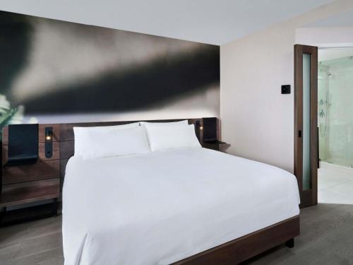 Habitación Premier Executive - 1 cama extragrande del hotel Novotel Toronto Centre. Foto 9