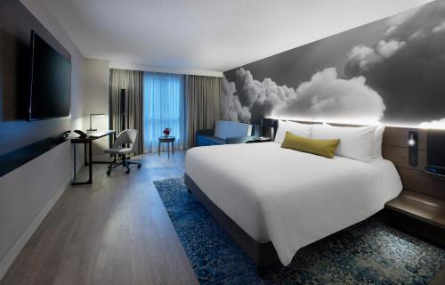 Habitación Premier Executive - 1 cama extragrande del hotel Novotel Toronto Centre. Foto 12