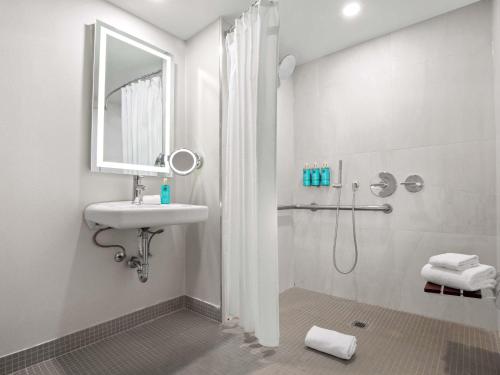 Habitación Superior - Adaptada para personas con discapacidad del hotel Novotel Toronto Centre. Foto 3