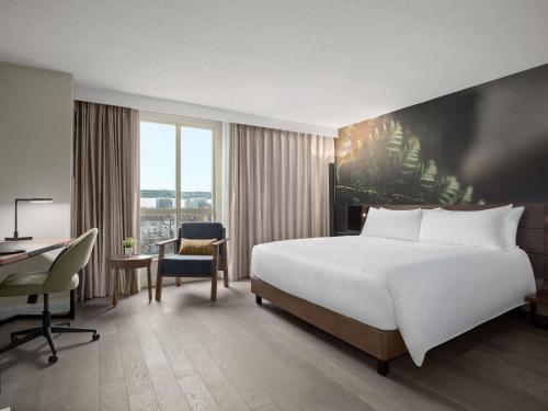 Habitación Executive renovada - 1 cama extragrande del hotel Novotel Toronto Centre. Foto 1