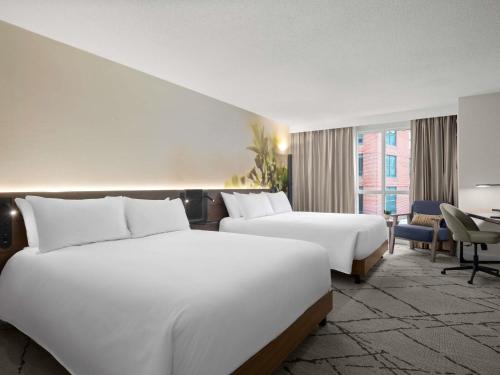 Habitación Superior con 2 camas grandes del hotel Novotel Toronto Centre. Foto 4