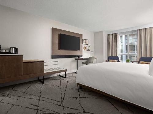 Habitación Superior con cama extragrande - Adaptada para personas de movilidad reducida del hotel Novotel Toronto Centre. Foto 9
