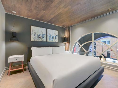 Suite Junior con cama extragrande - No fumadores del hotel Novotel Toronto Centre
