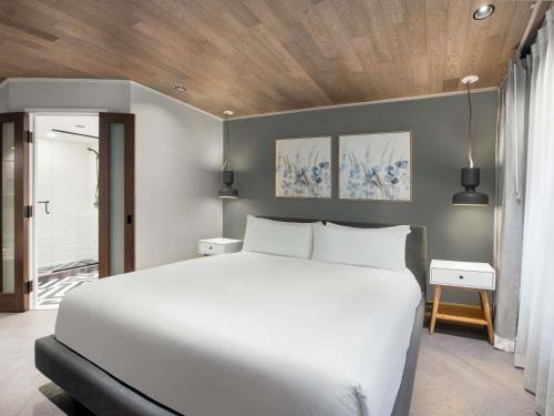 Suite Junior con cama extragrande - No fumadores del hotel Novotel Toronto Centre. Foto 1