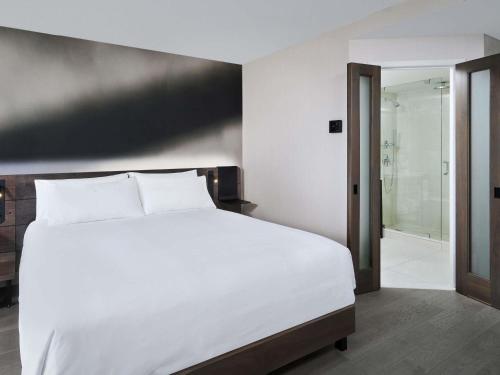 Habitación Executive renovada - 1 cama extragrande del hotel Novotel Toronto Centre. Foto 3