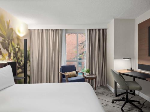 Habitación Superior reformada - 1 cama extragrande del hotel Novotel Toronto Centre. Foto 3